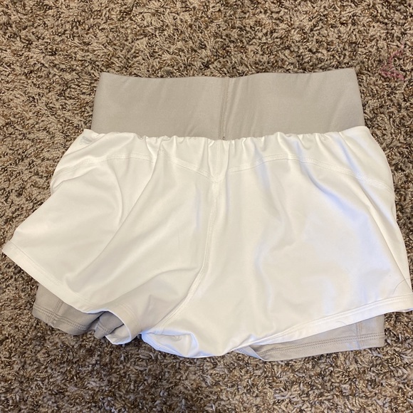 Fabletics Olesia Shine Short - Picture 4 of 5